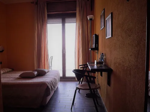 Angolo scrittoio della Camera Doppia con Balcone