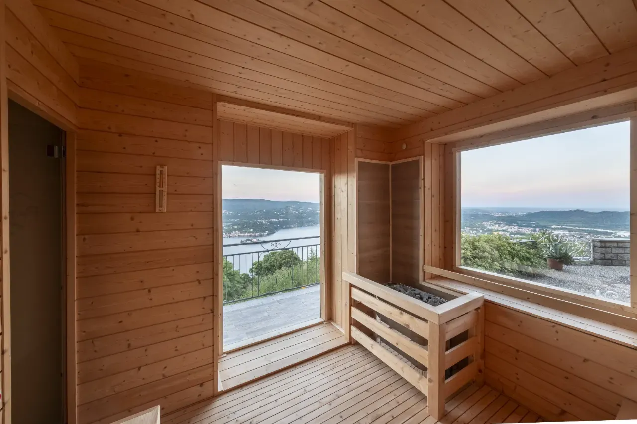 La sauna finlandese in legno della Kairos SPA, con ampie vetrate affacciate sul Lago d'Orta