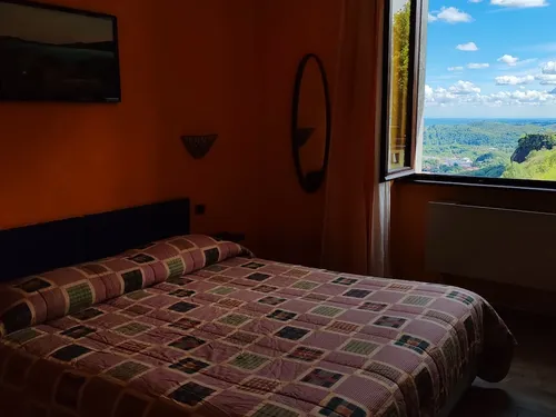 Vista sulle colline del Lago d'Orta dalla finestra della Camera Doppia Standard