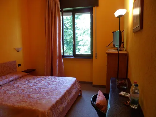 Camera Doppia Standard con Kairos SPA inclusa, vista giardino dalla finestra