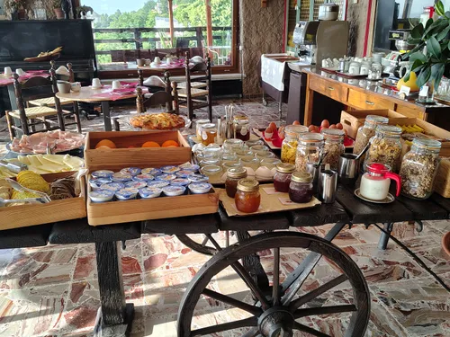 Colazione a buffet dell'Hotel Panoramico: dolci, salumi, frutta e cereali, con le vetrate affacciate sul Lago d'Orta
