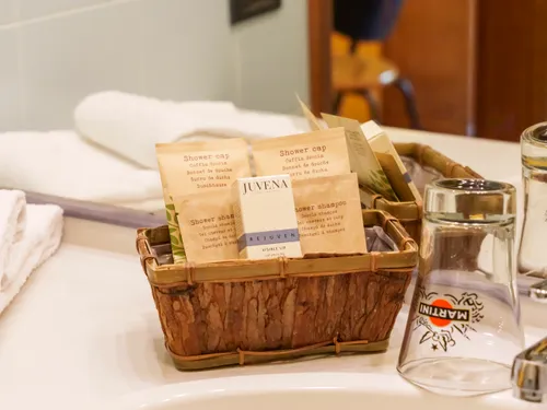 Set di cortesia del bagno: cuffia doccia, sapone e prodotti da bagno con asciugamani puliti