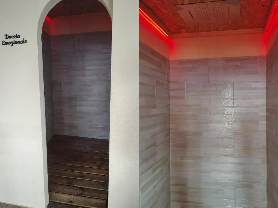 La doccia emozionale: nicchia ad arco con soffione a pioggia e luci rosse a soffitto