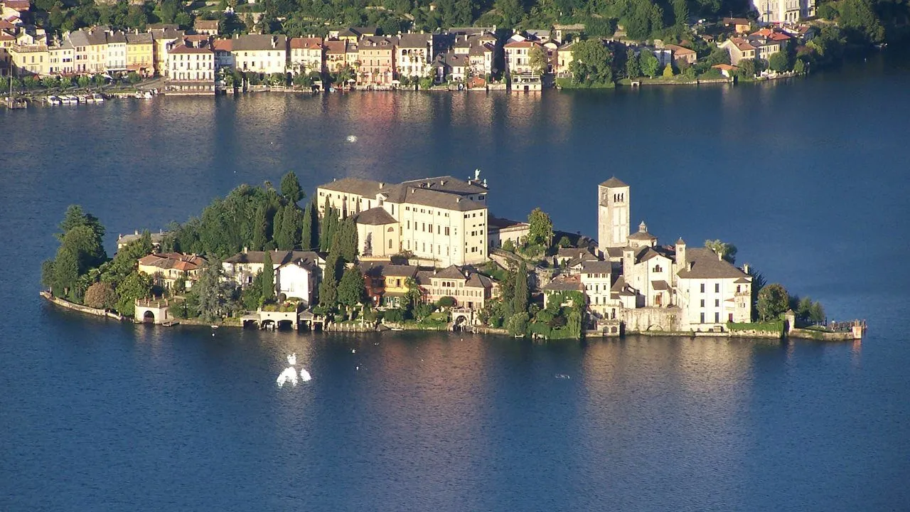 L'Isola di San Giulio al centro del Lago d'Orta, vista dall'alto