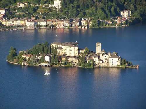 Vista aerea dell'Isola di San Giulio con il borgo di Orta San Giulio sullo sfondo