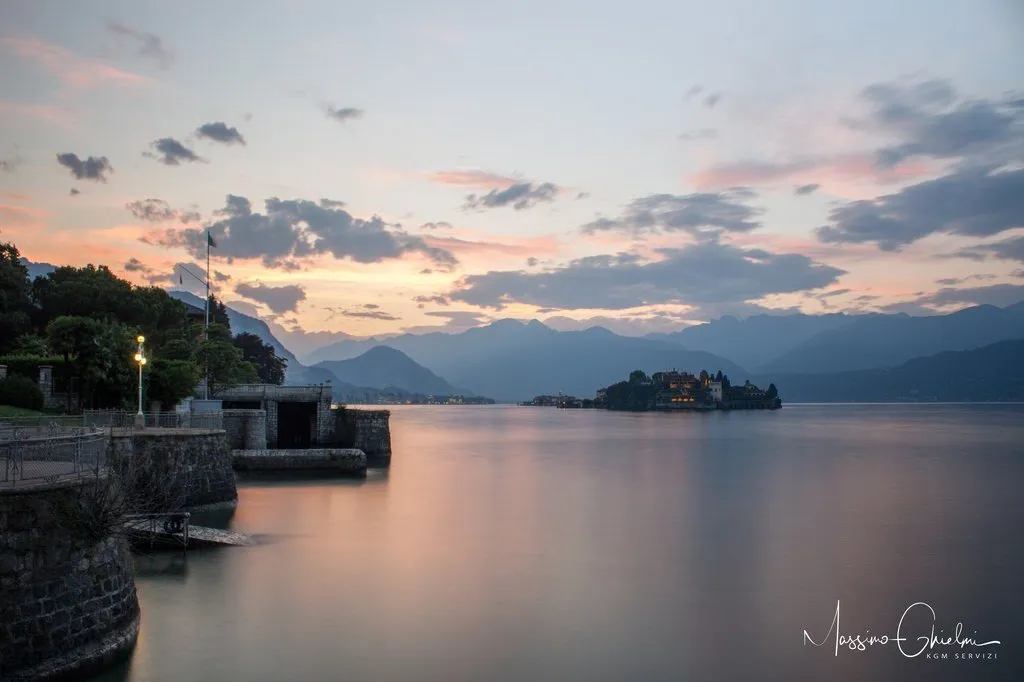 Il Lago Maggiore al tramonto con l'Isola Bella e le montagne sullo sfondo