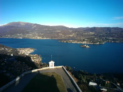 Panorama del Lago d'Orta e delle montagne visto dalla terrazza del campanile del Santuario della Madonna del Sasso