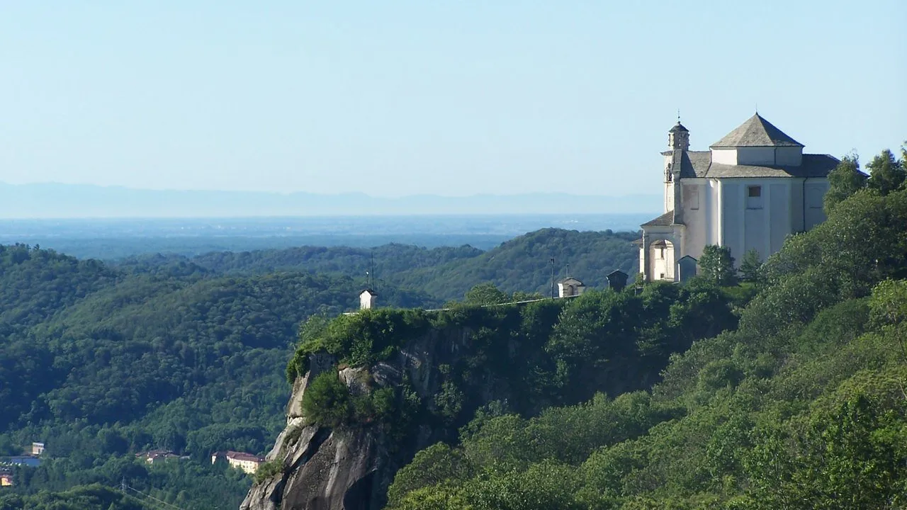 Il Santuario della Madonna del Sasso su uno sperone di granito a picco sul Lago d'Orta