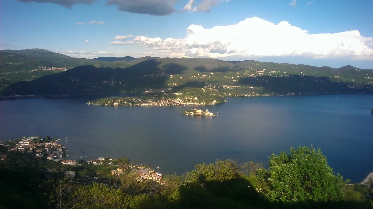 Panorama del Lago d'Orta con l'Isola di San Giulio, visto dalle alture di Madonna del Sasso