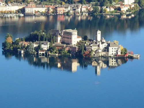 L'Isola di San Giulio vista dall'alto, con la basilica e il campanile