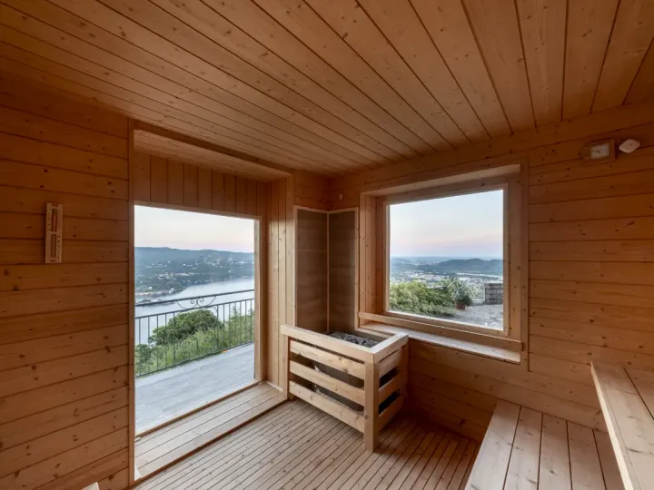 Sauna finlandese in legno della Kairos SPA, con finestra affacciata sul Lago d'Orta