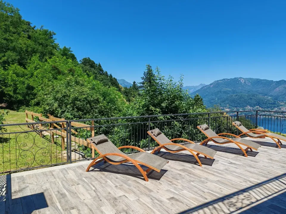 Lettini prendisole sulla terrazza esterna della SPA, affacciata sul Lago d'Orta e sulle montagne
