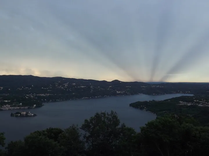 Il Lago d'Orta al crepuscolo visto dall'Hotel Panoramico, con raggi di sole tra le nuvole