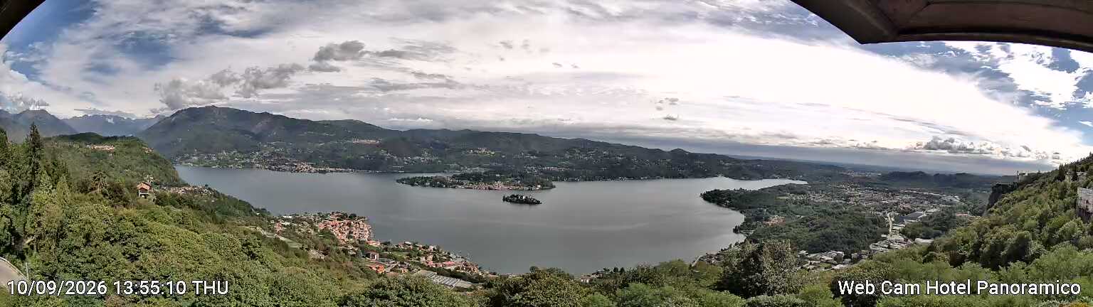 Il Lago d'Orta e l'Isola di San Giulio ripresi dalla webcam sulla terrazza dell'Hotel Panoramico.